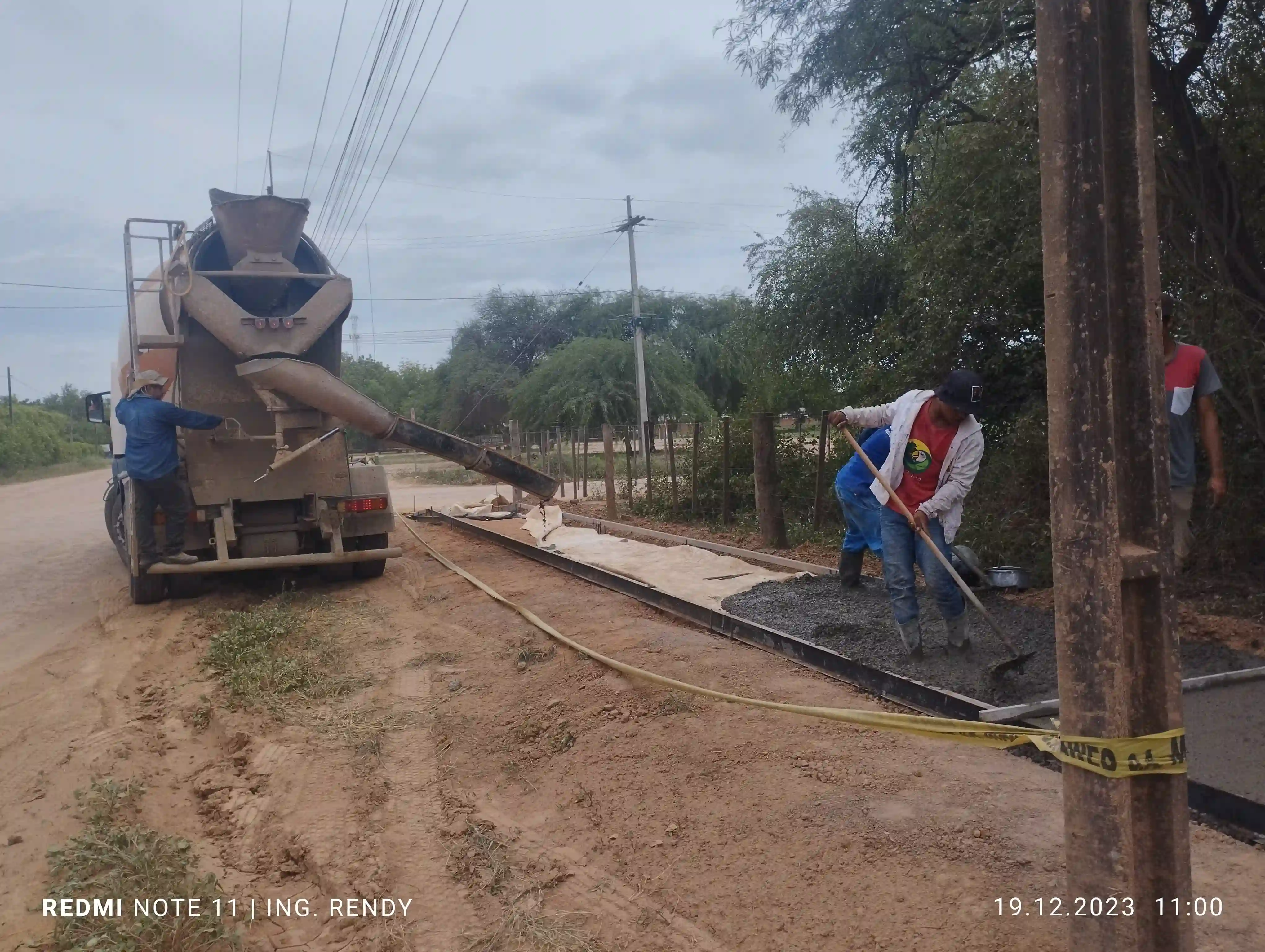 Avanza la construcción de vereda sobre la calle Klefeeld de Loma Plata